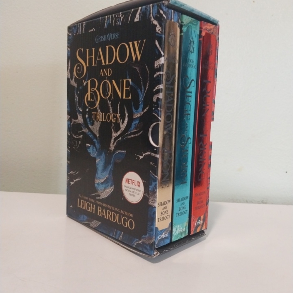 Shadow and Bone Trilogy Box Set